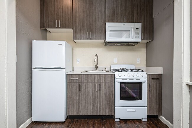 Building Photo - Beautiful 2nd floor corner unit!