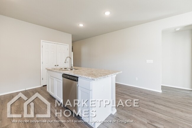 Building Photo - 981 E Starling St