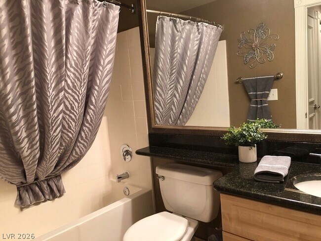 Building Photo - 220 E Flamingo Rd