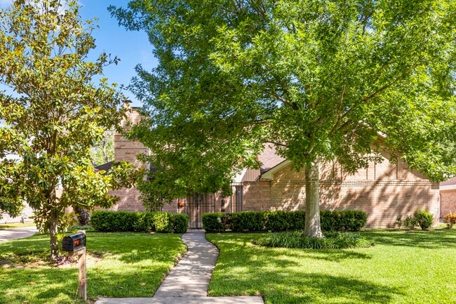 Building Photo - 14014 Briar Pl Dr