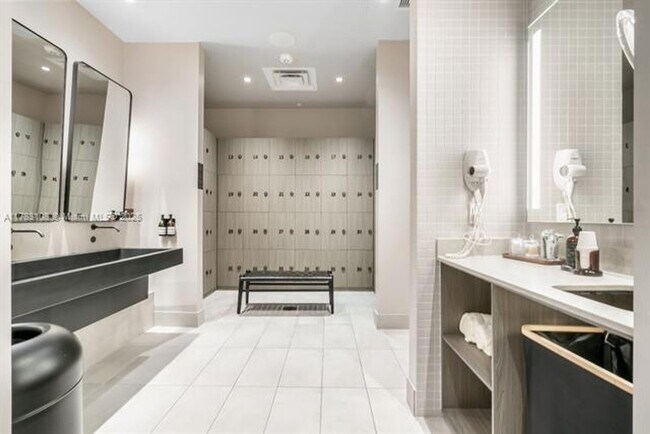 Building Photo - 601 NE 1st Ave