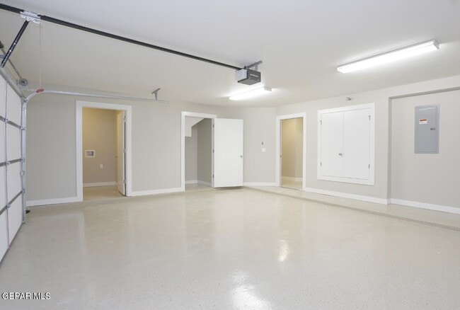 Building Photo - 410 Thorn Ave