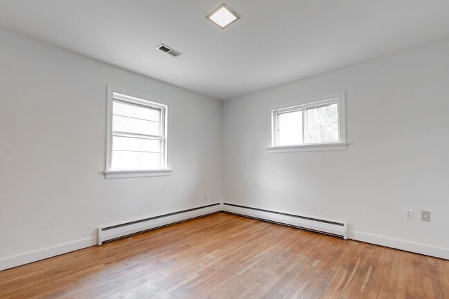 Building Photo - 3 Bedroom & 1.5 Bathroom with Huge Fenced ...