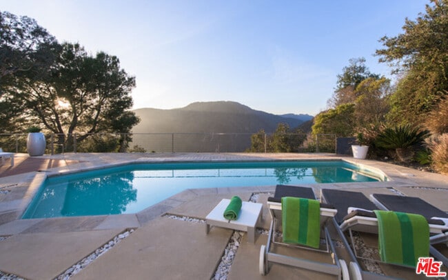 Building Photo - 1099 Vista Grande Dr