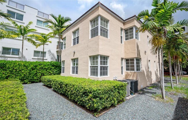 Primary Photo - 32 Calabria Ave