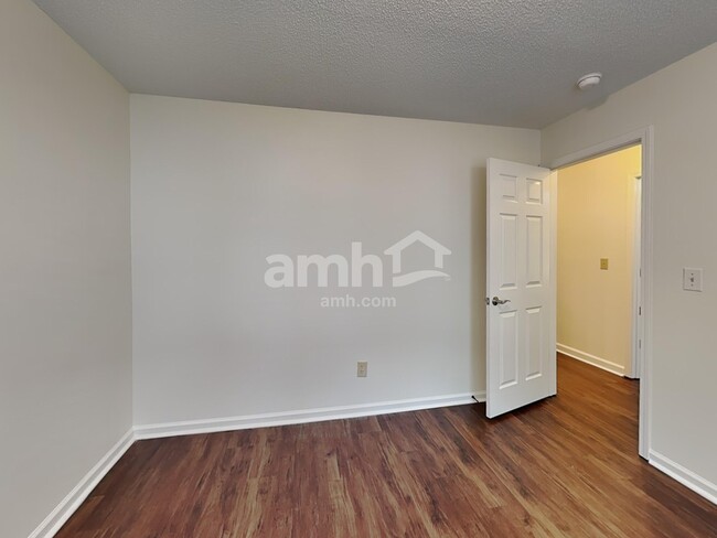 Building Photo - 3023 Laurelwood Dr