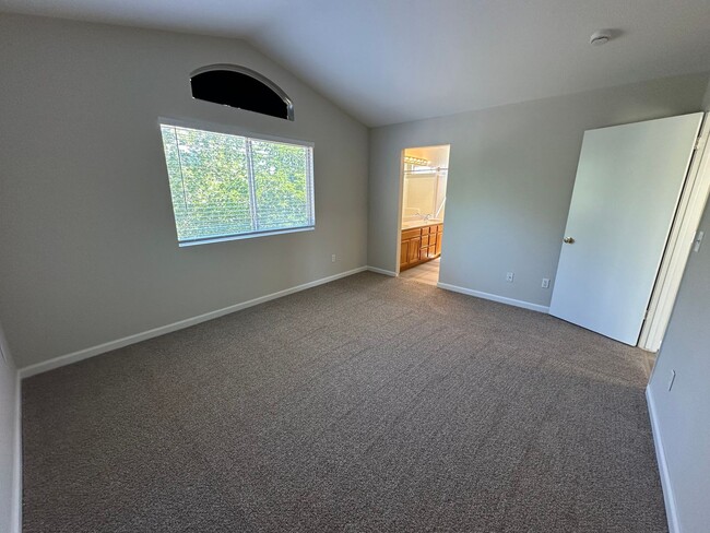 Building Photo - Beautiful 3 Bedroom, 2.5 Bath Antioch Home