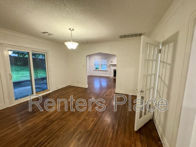 Building Photo - 2233 N Denver Blvd