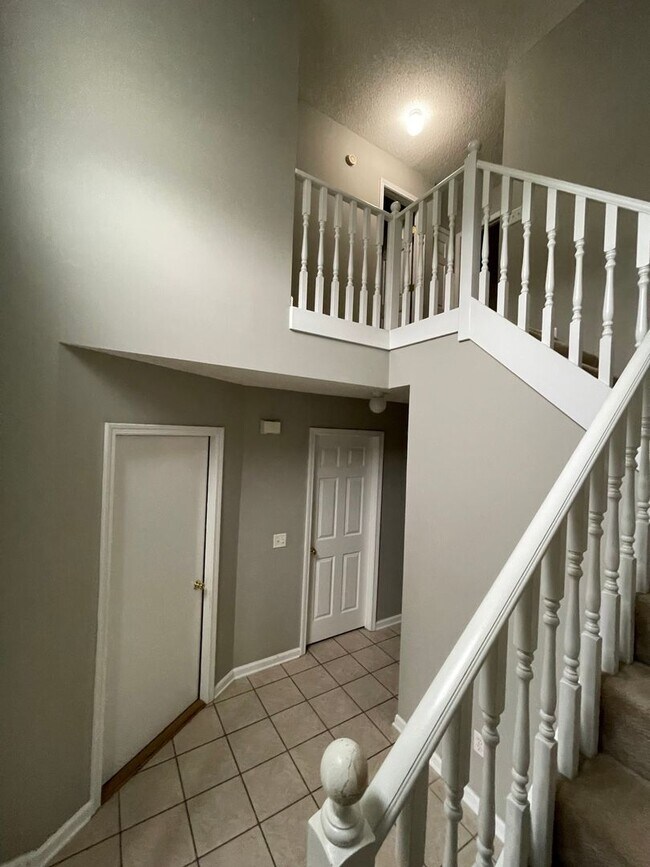 Building Photo - Foxchase Subdivision - End Unit