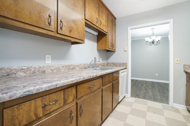 Building Photo - **AVAILABLE JULY 1ST** UPDATED 2 Bed/1.5 Bath Eastside Duplex