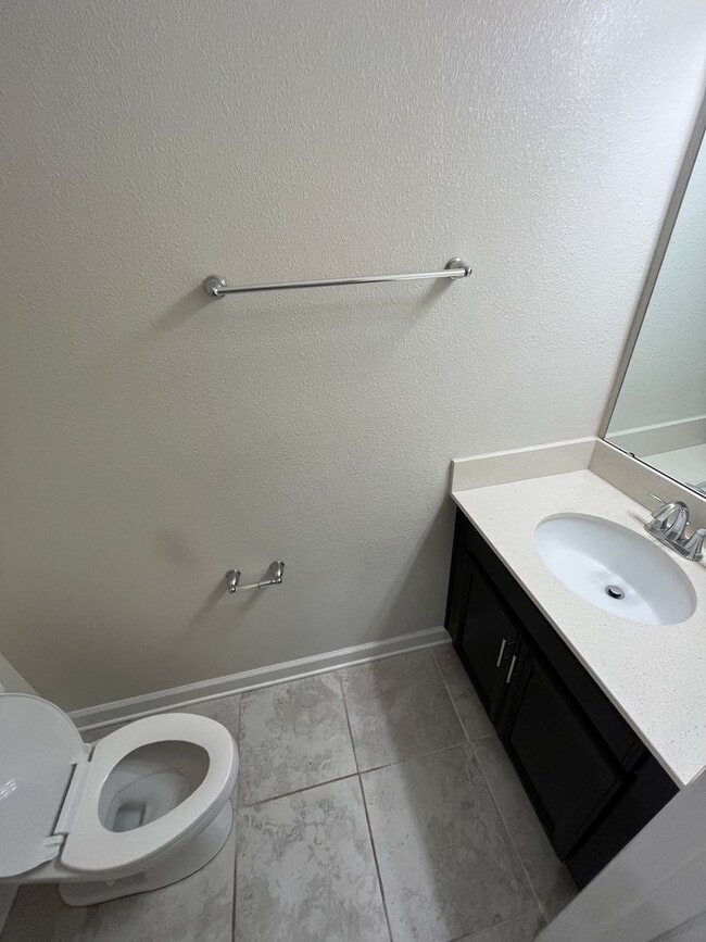 Building Photo - 3 bed 2.5 bath townhouse for rent