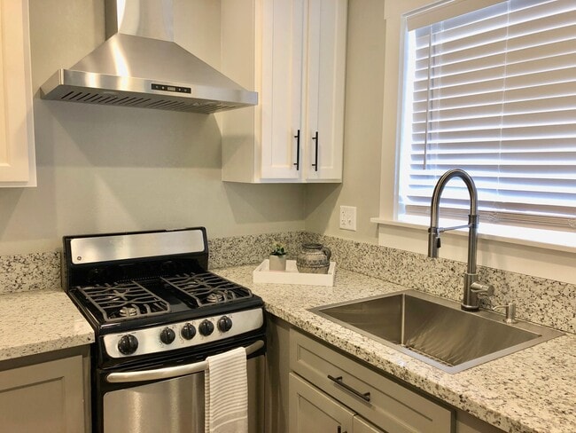 Building Photo - $1,350 Sierra & Woodworth Ave, 1 Bed Clovi...