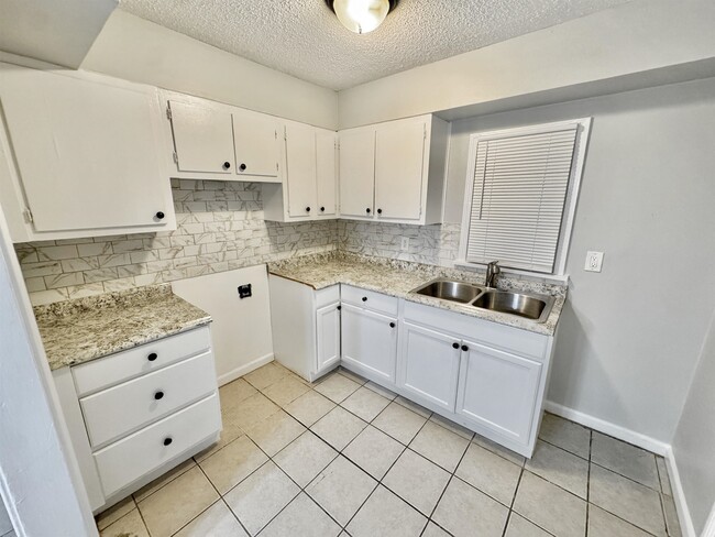 Building Photo - 1711 Coleen Rd