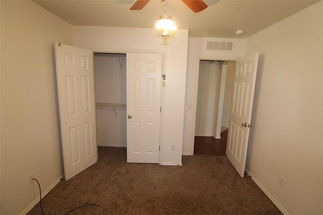 Building Photo - 2821 Edgemere Dr