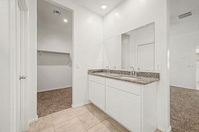 Building Photo - 1566 E Fletcher Dr