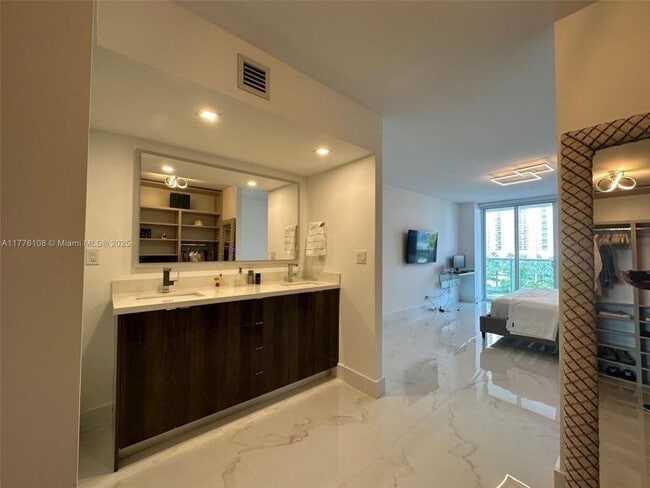 Building Photo - 2 bedroom in Sunny Isles Beach FL 33160