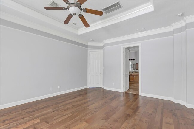 Building Photo - 14115 Norhill Pointe Dr