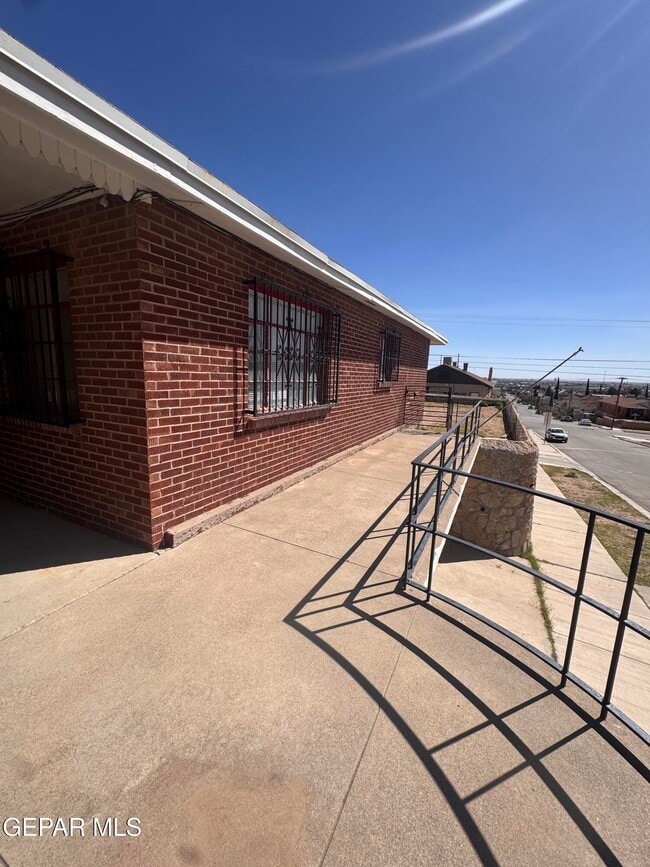 Building Photo - 1100 E River Ave