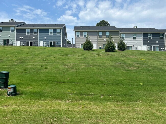 Building Photo - 3 Bedroom | 2.5 Bathroom End Unit Raleigh ...