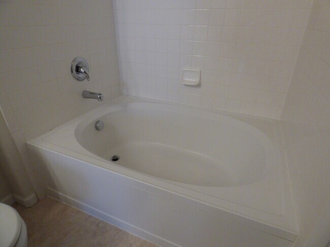 Building Photo - MUST SEE 2 Bed/2 Bath Condo in the Lakesho...