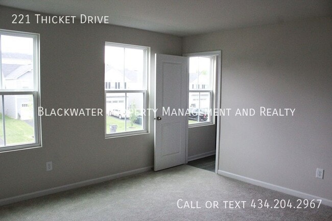Building Photo - 221 Thicket Dr