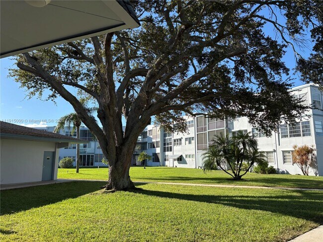 Building Photo - 2223 Park Ln