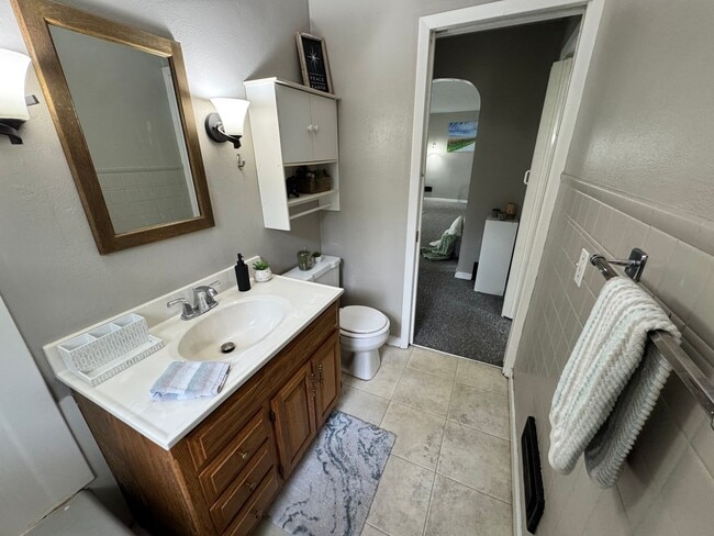 Building Photo - 2 bed, 1 bath home for rent in Hudson available IMMEDIATELY