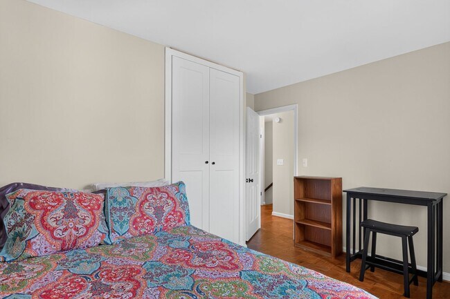 Building Photo - Fully Furnished Executive Townhome | 2 Bedrooms + Dedicated Office | 6-Month Minimum