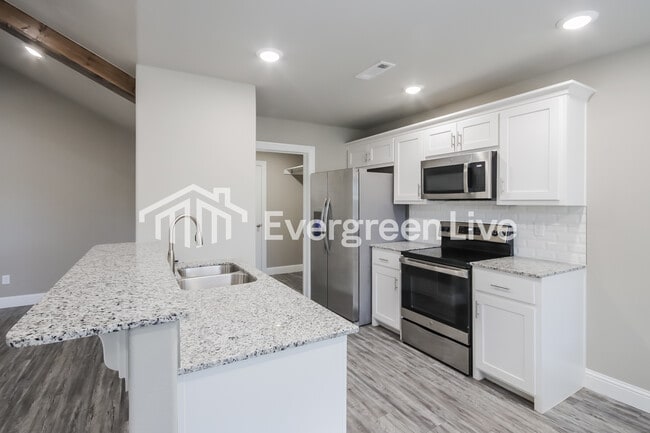 Building Photo - 600 E Osage Trce