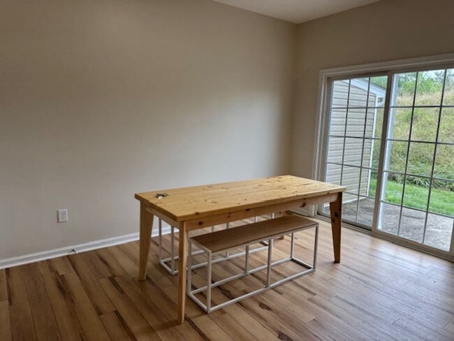 Building Photo - Renovated Townhouse in The Pinnacle Subdivision