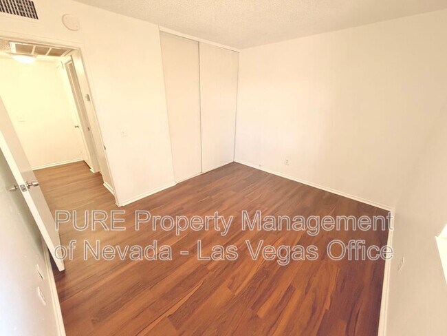 Building Photo - 1405 E Vegas Valley Dr