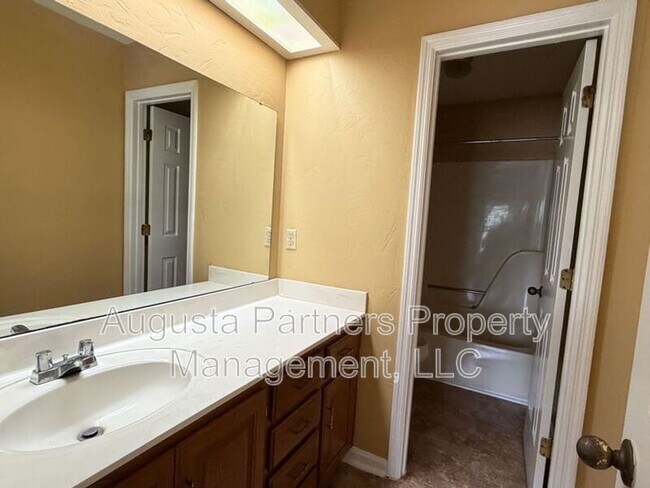 Building Photo - 3148 Vlg W Dr