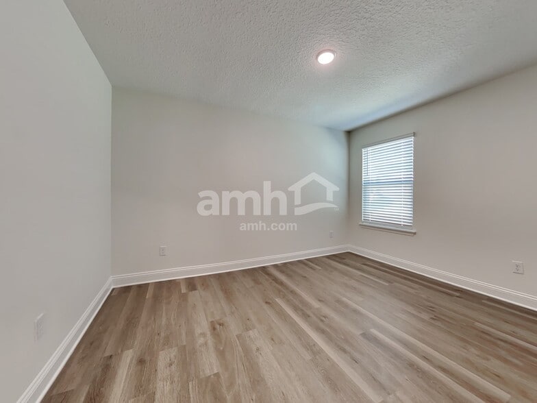 Building Photo - 11667 Hillside Dr