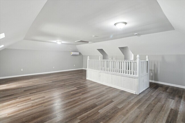 Building Photo - Huge East Savannah 5BR/2BA House For Rent