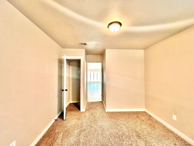 Building Photo - 4 Bed Spacious Midwest city House - Move in Deposit-Free! (If Qualified)