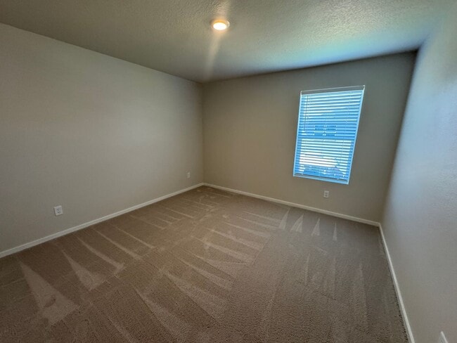 Building Photo - 5 bedroom House in Northeast Salem!