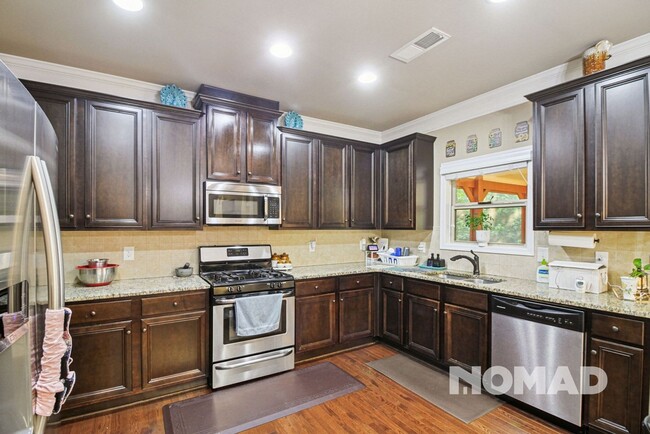 Building Photo - Stunning 6BR House in Cumming