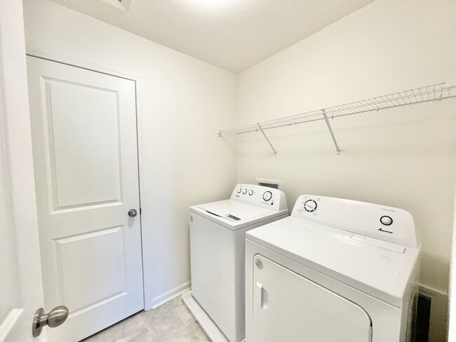 Building Photo - Beautiful 3 Bedroom Townhome minutes from I-85 -