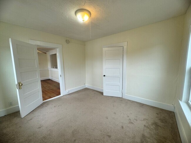 Building Photo - 4 Central St