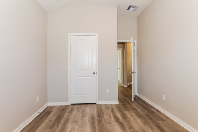 Building Photo - 15153 Meadow Glen S