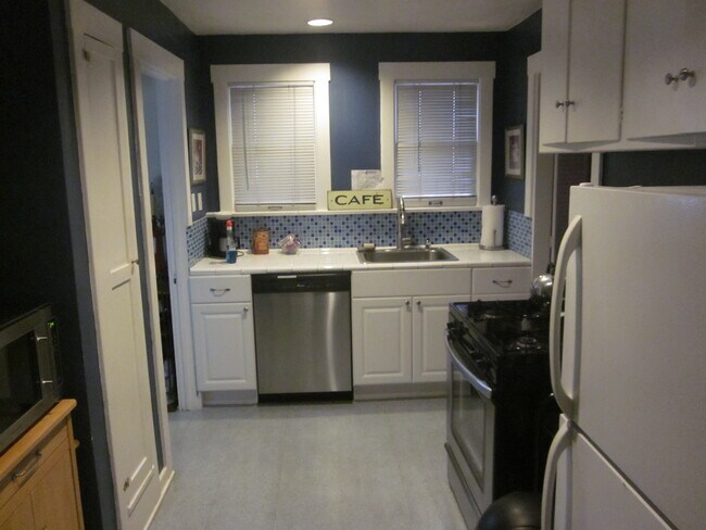 Building Photo - 832 N Detroit St