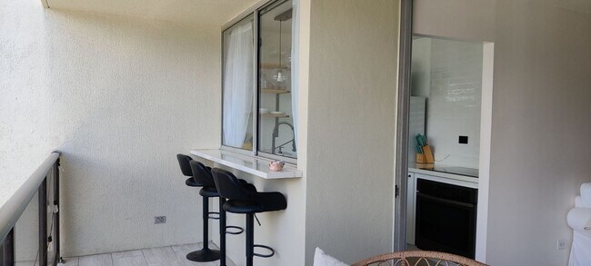 Building Photo - Fully Furnished Studio with Parking in Waikiki