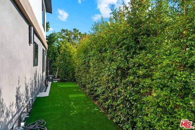 Building Photo - 838 N Mansfield Ave