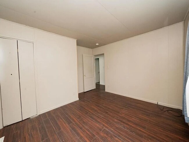 Building Photo - 221 S Kenmore St