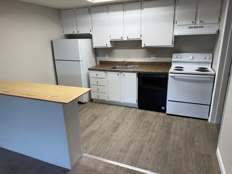Primary Photo - Longwood Apts