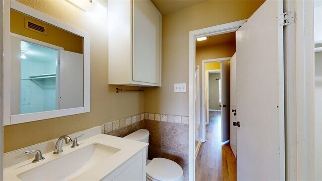 Building Photo - 805 San Pedro Dr