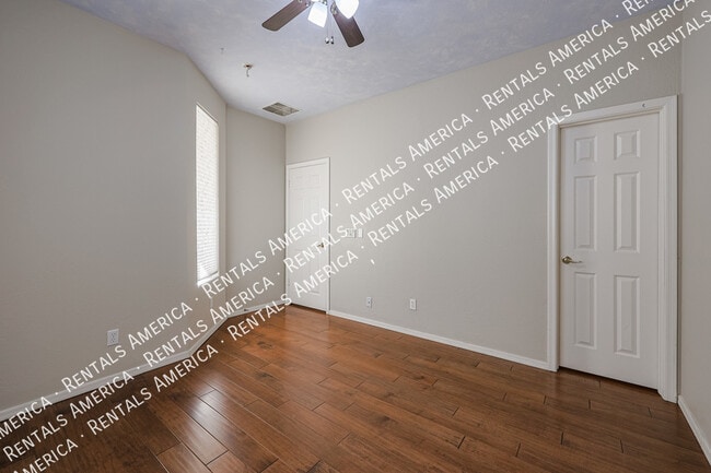 Building Photo - *$500 off the 1st full month's rent with a...