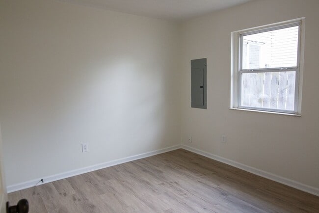 Building Photo - 731 E Deshler Ave