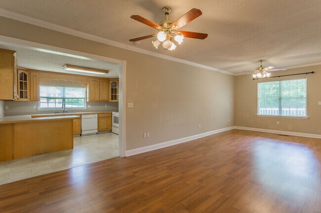 Building Photo - Charming home on River Canyon Drive