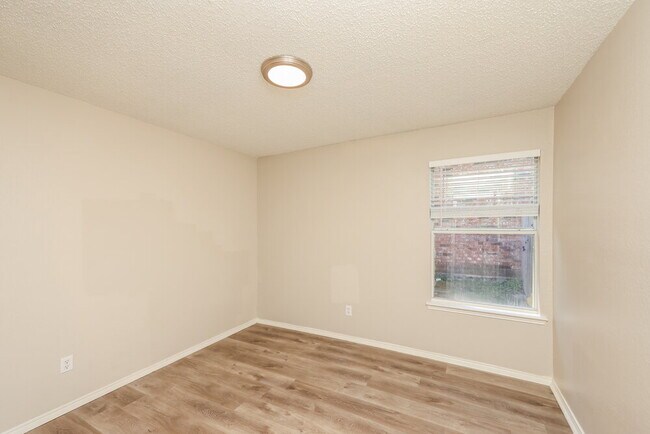 Building Photo - 1203 Hampton Dr